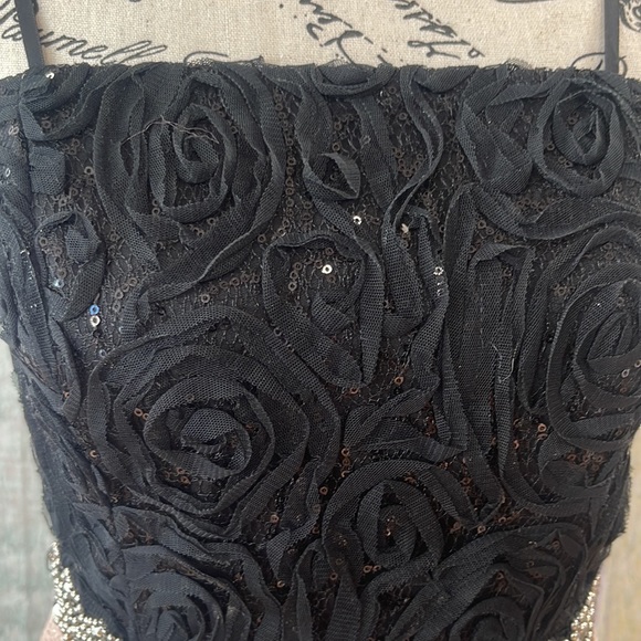 - In excellent condition Woman’s City Triangles dress. Size is 9. - Picture 4 of 16